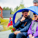 Kronprinsen fikk kjøre rickshaw til Lom eldreheim. Foto: Stian Lysberg Solum / NTB scanpix